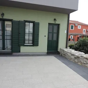 Lori Apartman